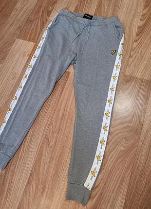 Спортивные штаны на лампасах lyle scott