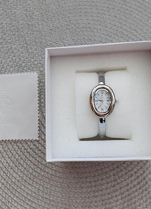 Годинник жіночий yalalusi bagnuar (silver-white).
витончений жіночий годинник із стильним овальним корпусом сріблястого кольору та  білим циферблатом.