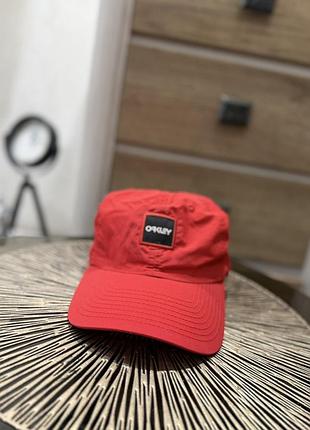 Кепка від бренду oakley