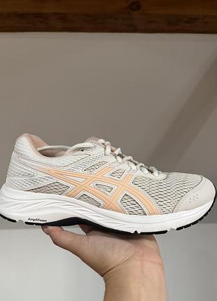 Жіночі бігові кросівки asics gel-contend 6 (артикул: 1012a570-101) у білому кольорі з ніжно-рожевими або персиковими вставками.