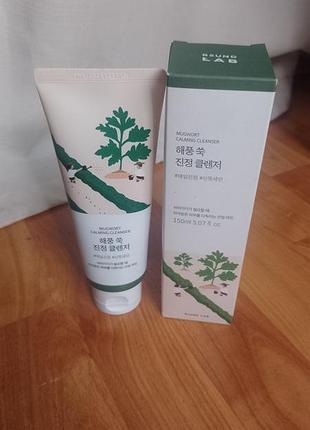 Успокаивающая пенка с морской полынью round lab mugwort calming cleanser