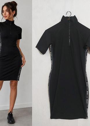 Котоновое эластичное платье под горло с замком со вставками -надписями dkny sport