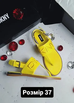 Dkny оригінал жовті сандалії з вишитим логотипом