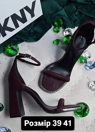 Dkny оригінал бордові босоніжки на підборах
