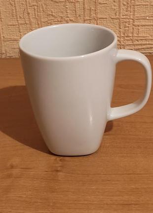 Біла чашка — модель вэрдера (värdera) от ikea, изготовленная из белого фарфора.