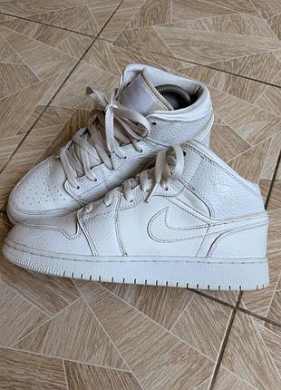 Кроссовки nike air jordan 1 mid triple white leather sneakers 554725-130 us 7y eu 40