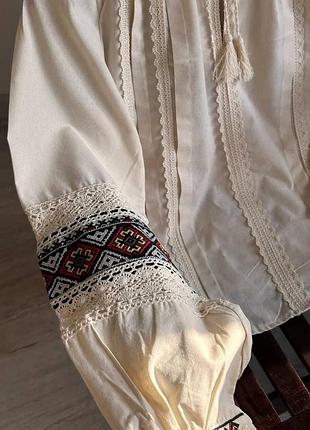 Жіноча вишиванка в бежевому кольорі з мереживом