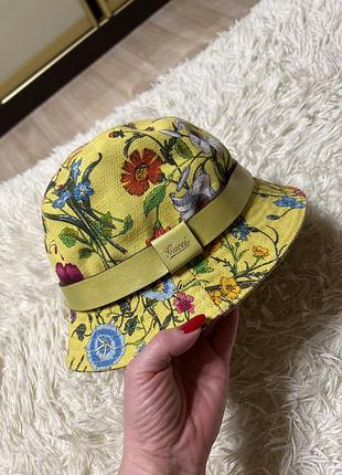 Панама gucci flora — впізнаваний аксесуар з класичним квітковим принтом бренду