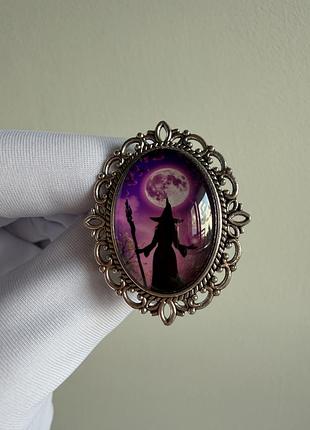 Металева брошка «відьма під повним місяцем» – вінтажна брошка halloween у бронзовій оправі