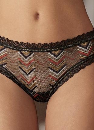 Intimissimi girlish twist, що має характерний зигзагоподібний візерунок у кольорах nero chevron.