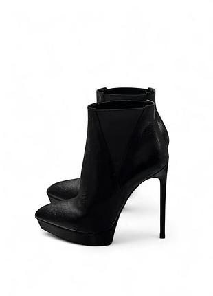 Чорні шкіряні ботильйони saint laurent janis 105 із загостреним носком, платформою та високим каблуком-шпилькою. 37-38