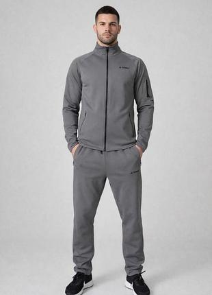 Стильний чоловічий спортивний костюм adidas terrex у кольорі світлий графіт.
