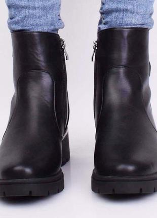 Стильные черные зимние ботинки на широком устойчивом каблуке2 фото