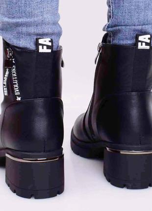 Стильные черные зимние ботинки на широком устойчивом каблуке3 фото