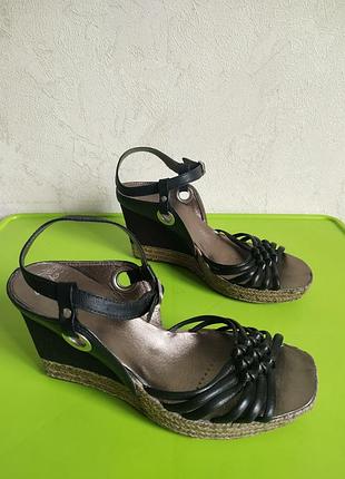 Женские босоножки на танкетке 37/4 размера от бренда clarks