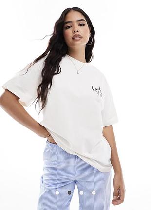 Бавовняна футболка asos design з кремового кольору має оверсайз-крій та великий принт «la dolce vita» з вином на спині розмір с м 2