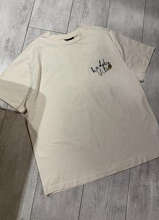 Бавовняна футболка asos design з кремового кольору має оверсайз-крій та великий принт «la dolce vita» з вином на спині розмір с м 5