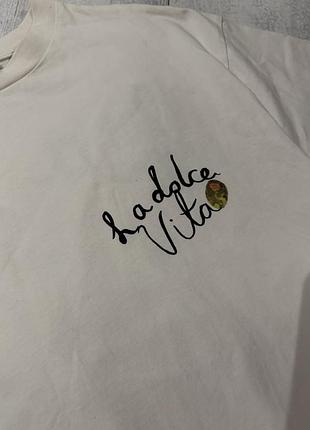 Бавовняна футболка asos design з кремового кольору має оверсайз-крій та великий принт «la dolce vita» з вином на спині розмір с м 6