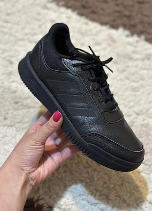 Оригінальні дитячі чорні кросівки adidas tensaur 35 розмір (22 см устілка) б/в