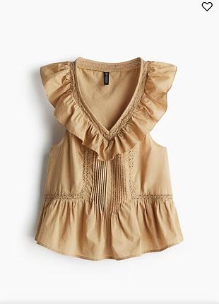 Жовта бавовняна майка від h&m оздоблена мереживними вставками та v-подібною горловиною з оборкою.