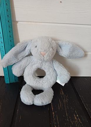 Мягкая плюшевая погремушка bashful blue bunny ring rattle от jellycat