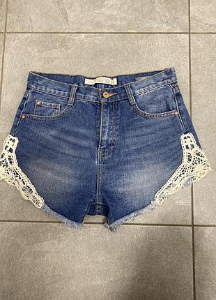 Короткі жіночі джинсовішорти від бренду zara  premium/denim), головною особливістю яких є витончені білі мереживні вставки (кроше) з боків.