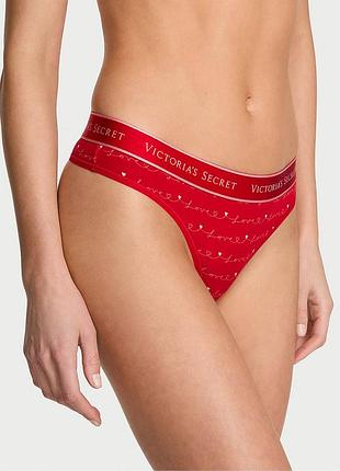 Хлопковые трусики стринги с низкой посадкой victoria's secret lacquer script thong logo knickers xs красный