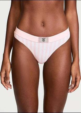 Хлопковые трусики-стринги victoria's secret cotton logo cotton shine patch thong panty s розовый в полоску