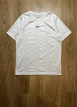 Біла футболка nike з монограмним принтом, розмір s