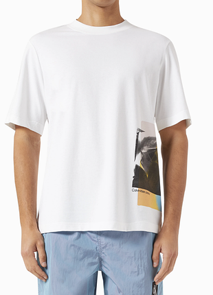 Белая летняя мужская футболка с принтом calvin klein graphic photo-print t-shirt in cotton-jersey