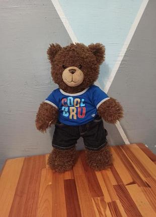 Коричневый мягкий мишка от бренда build-a-bear workshop, который является частью коллекции harry potter