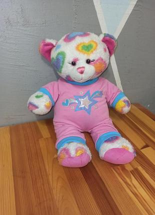 Мягкая игрушка мишка "colorful hearts bear" от бренда build-a-bear workshop, около 44 см