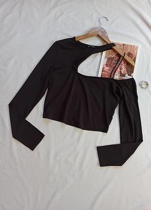 Черный асимметричный топ с длинными рукавами bershka