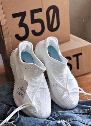 Белые летние кроссовки адидас изи буст 350 унисекс adidas yeezy boost 350 v2 triple white 45