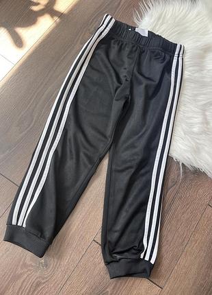 Чорні спортивні штани адідас adidas для хлопчика 3 роки 4 роки 98 см 104 см на резинці з манжетами з лампасами білими смужками