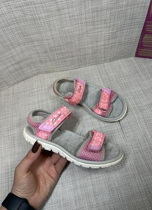 Оригінальні сандалі на липучці дитячі clark's