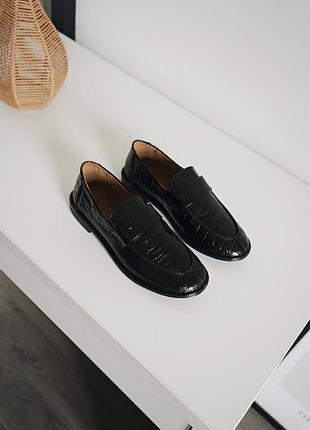 Темно - коричневые лоферы с тиснением под крокодила massimo dutti