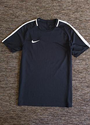 Спортивна футболка nike у розмірах m та l.