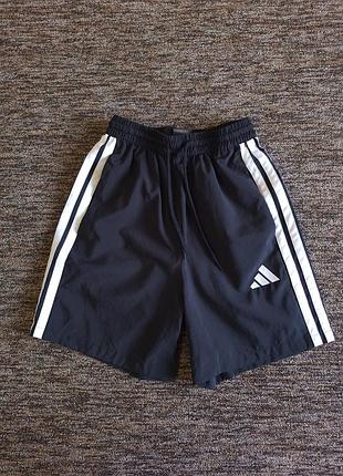 Спортивні шорти adidas  розмір xs або на підлітка.