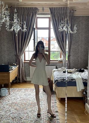 Льняное мини-платье friends of fashion молочное с открытой спиной лен xs