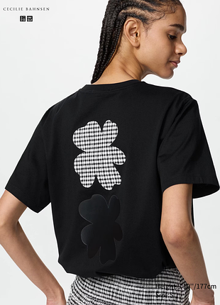 Черная хлопковая футболка с графикой uniqlo и сессили бансен