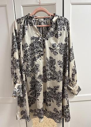 Сукня — атласна модель від h&m з квітковим принтом, бежевим фоном та чорними деталями
