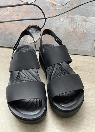 Сандалі crocs brooklyn low wedge