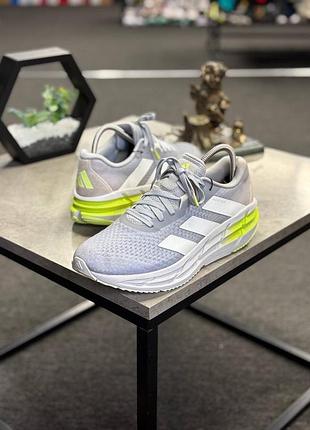 Бігові кросівки — adidas adistar 3 у сірому кольорі з яскраво-жовтими вставками.