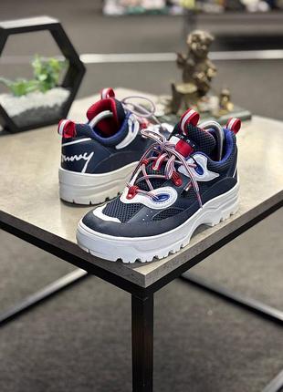 Кросівки tommy hilfiger моделі hilfiger expedition, що вирізняються масивною білою підошвою та синім верхом.
