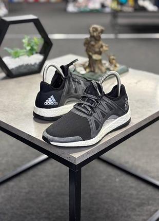 Жіночі кросівки adidas pure boost xpose мають чорний сітчастий верх із сріблястими акцентами та фірмову підошву boost для амортизації.