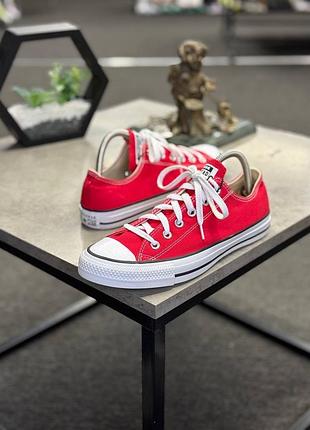 Червоні низькі кеди converse chuck taylor all star з білими шнурками та характерним гумовим носком.