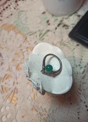 Серебряная кольца с натуральным зеленым хризопразом (агатом) и фианитами, размер 18