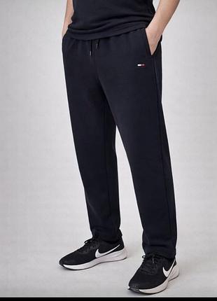 Чоловічі спортивні штани tommy hilfiger premium у темно-синьому кольорі.