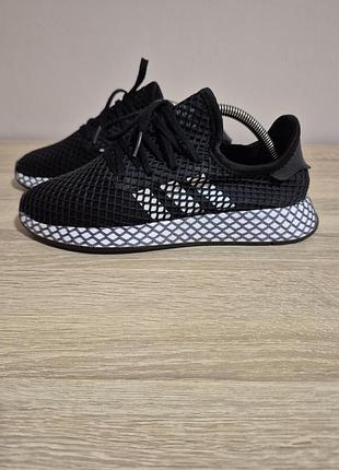 Кроссовки adidas.